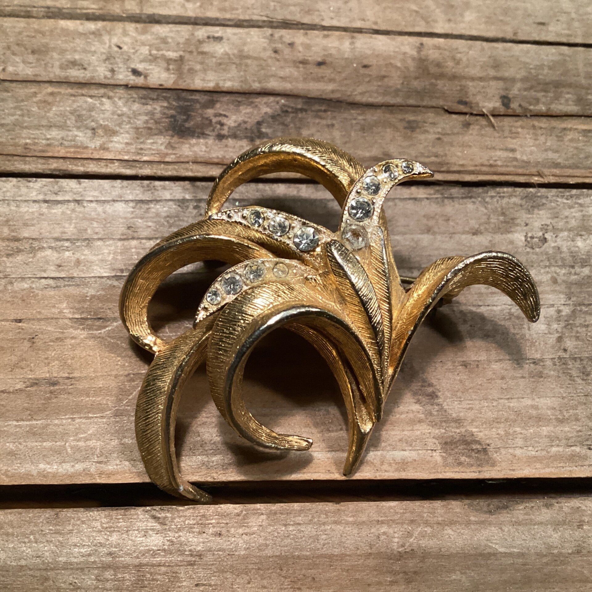 Vintage broche Vuurwerk goud met steentjes 5x5 cm