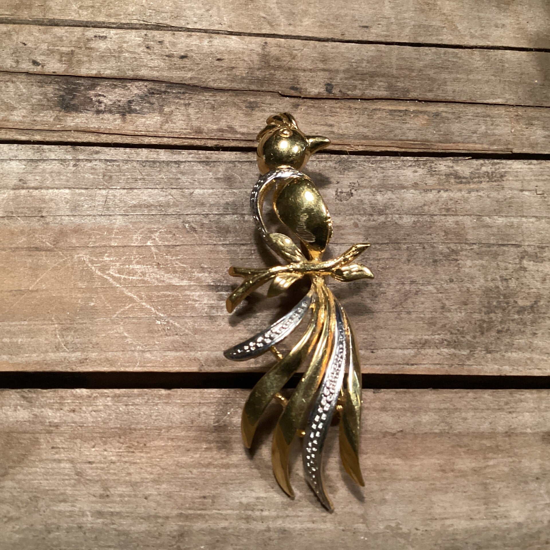 Vintage broche Vogel op tak met steentjes