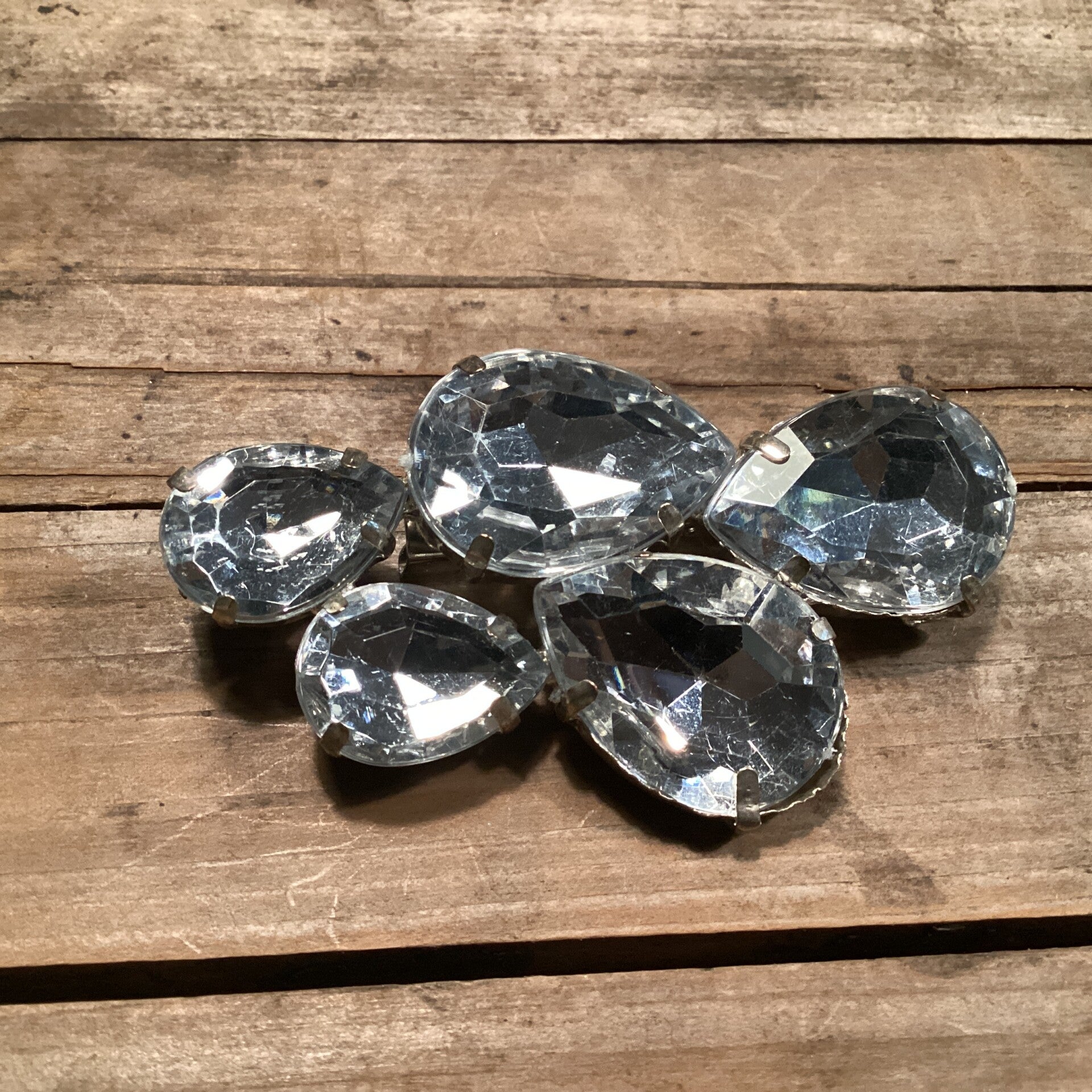 Vintage broche facetstenen 7x4 cm