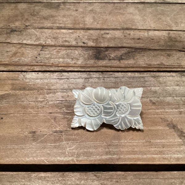 Vintage broche bloemen parelmoer 3x2,5 cm