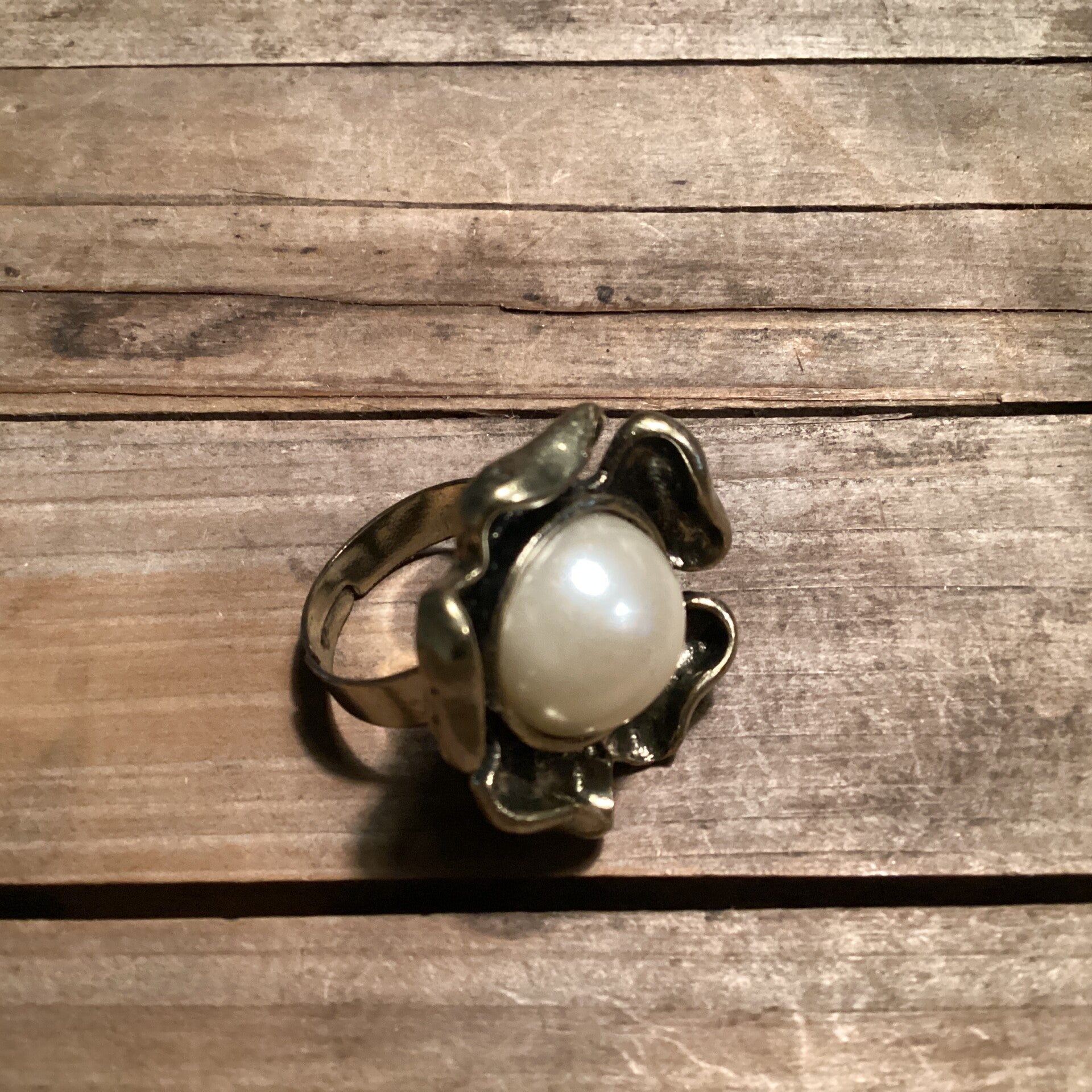 Verstelbare ring Messing bloem met parel 2,5x2,5 cm