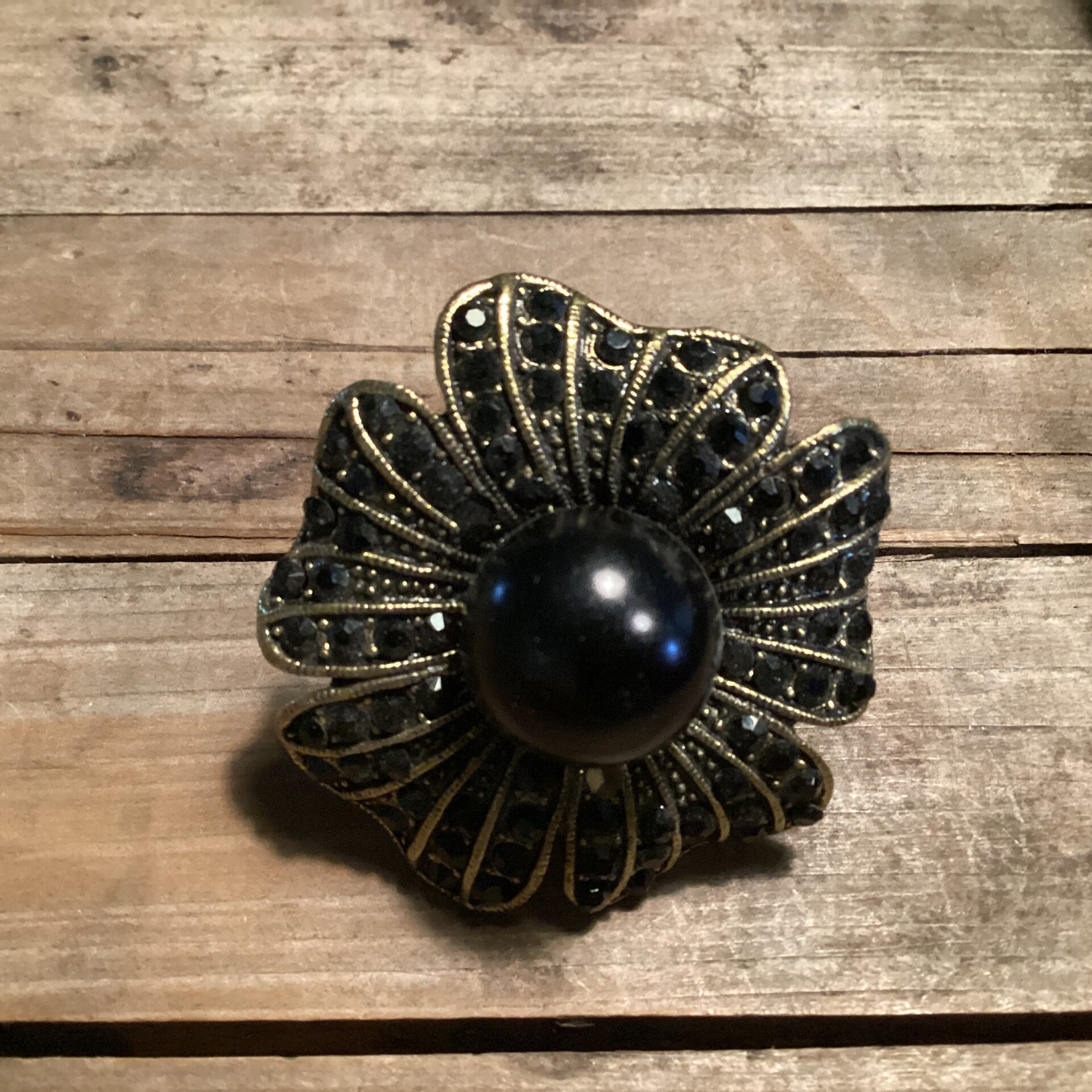 Verstelbare ring messing bloem, zwarte strass en steen 4 cm