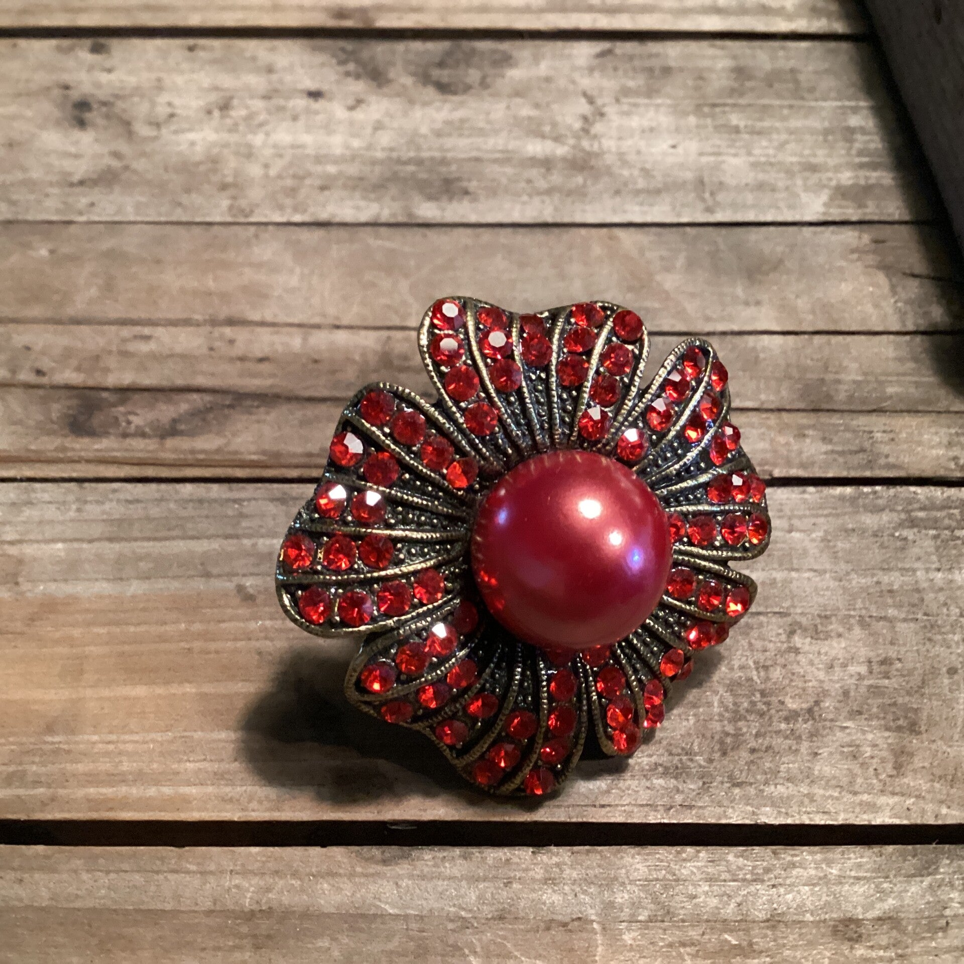 Verstelbare ring messing bloem, rode strass en steen 4 cm