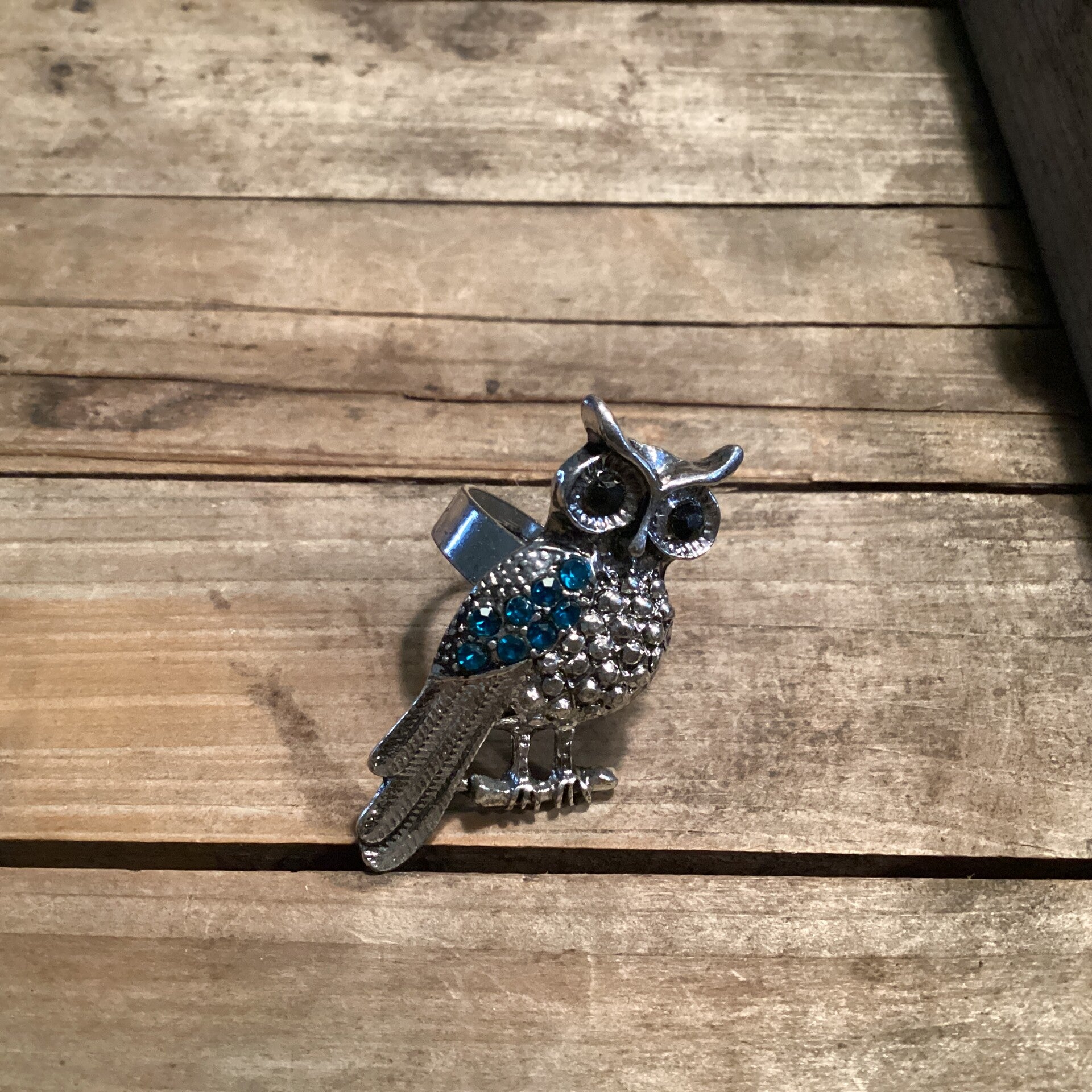 Verstelbare ring uiltje zilver met strass assorti 4x2 cm