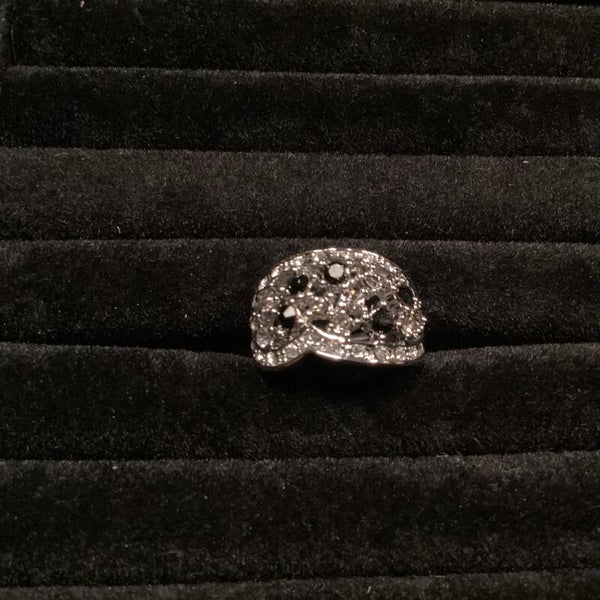 Ring met zwart en grijs strass opengewerkt, maat 16