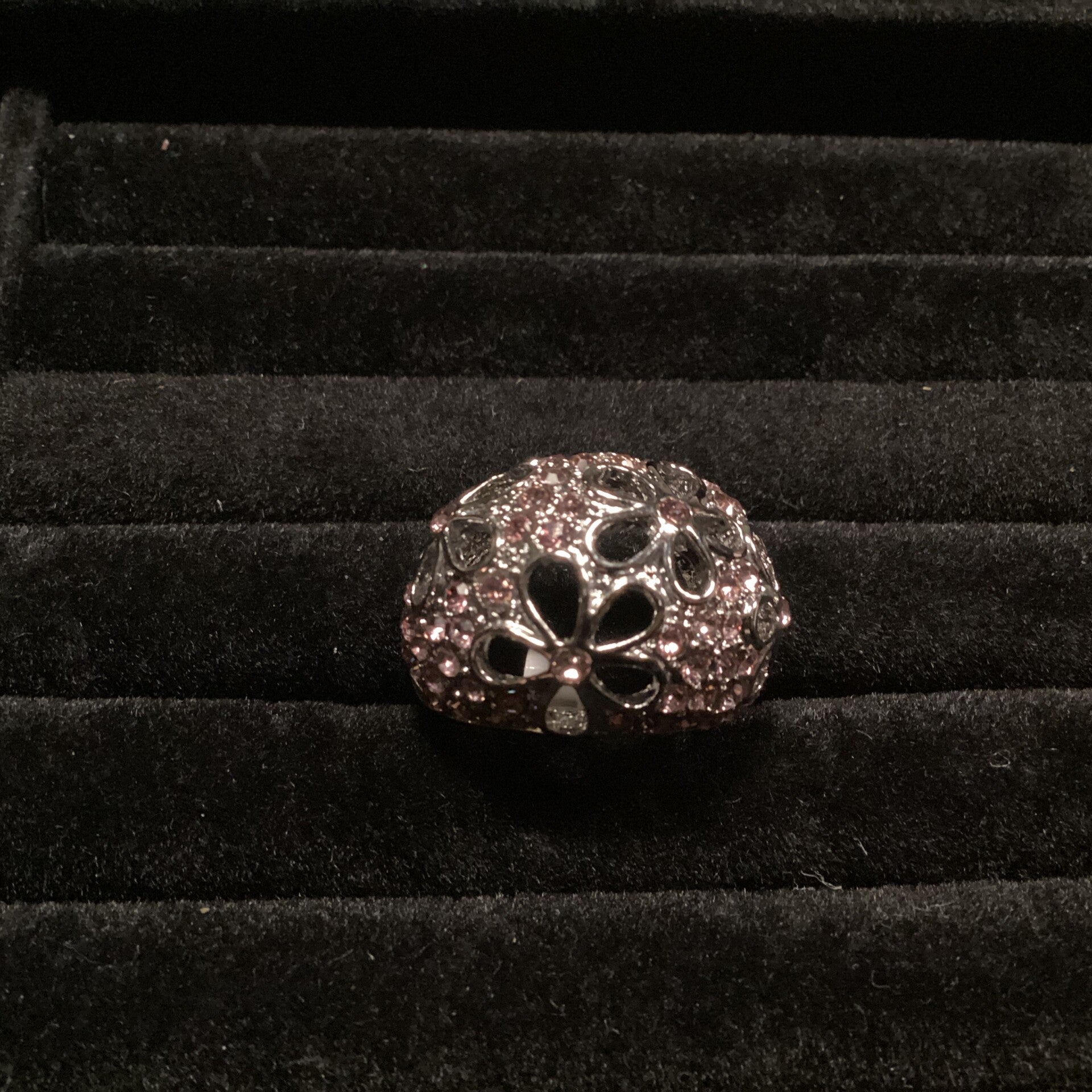 Ring met opengewerkte bloemen en roze strass, maat 17