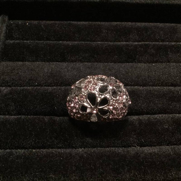 Ring met opengewerkte bloemen en roze strass maat 16