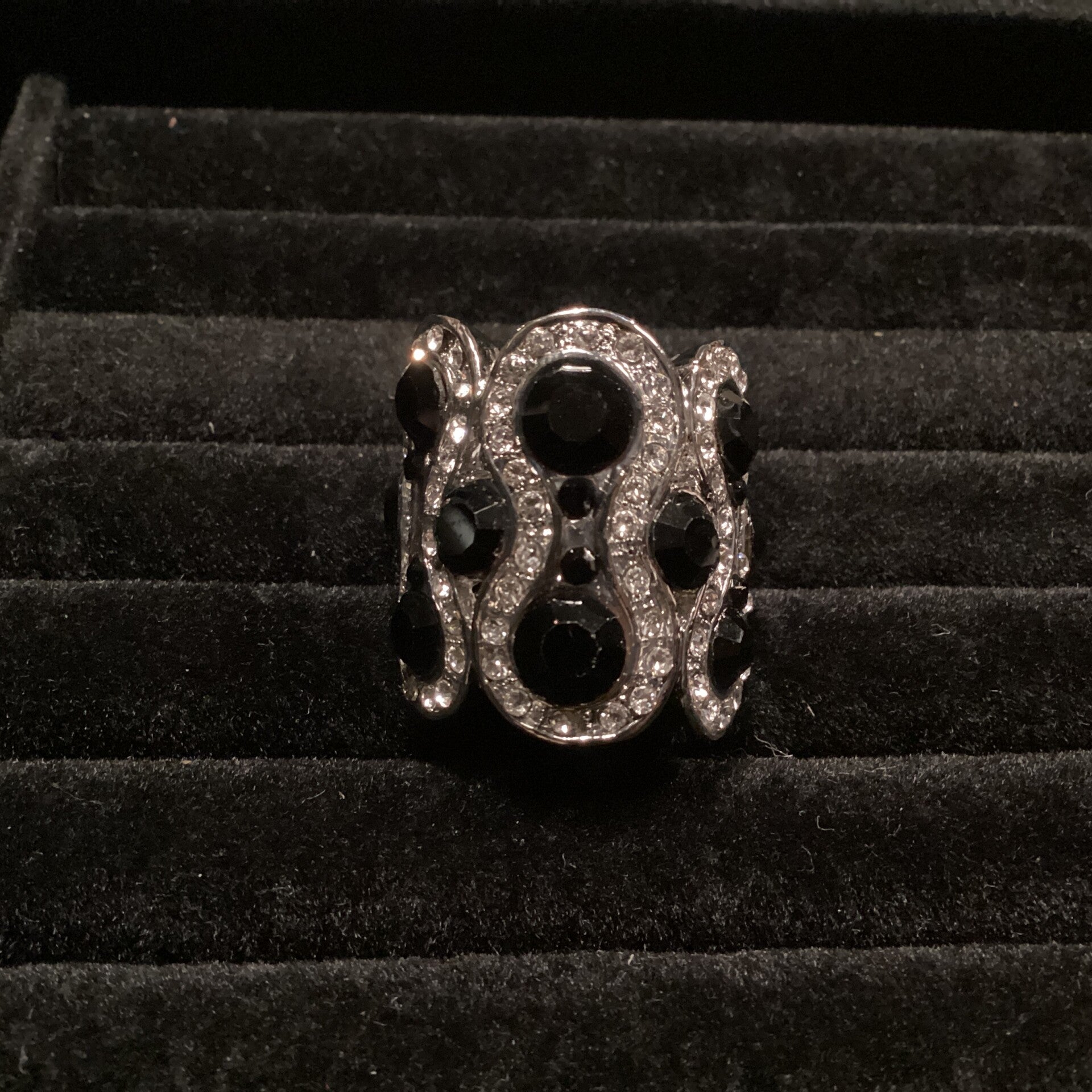 Ring met transparante en zwarte figuren, maat 17