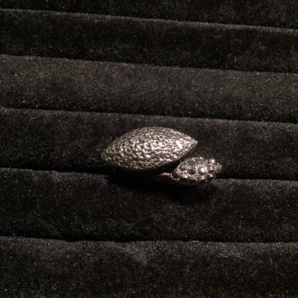 Ring uit 2 delen, gehamerd en zwarte strass maat 16