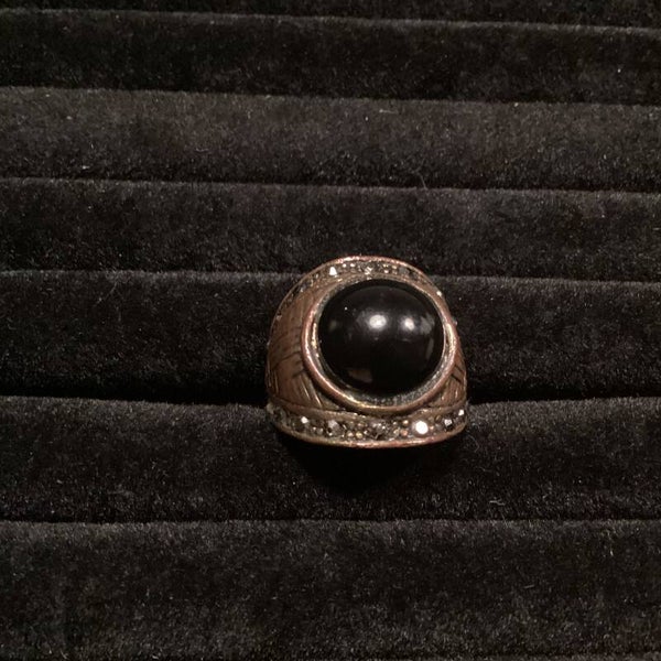 Mooie vintage rood koperen ring maat 16 met zwarte steen