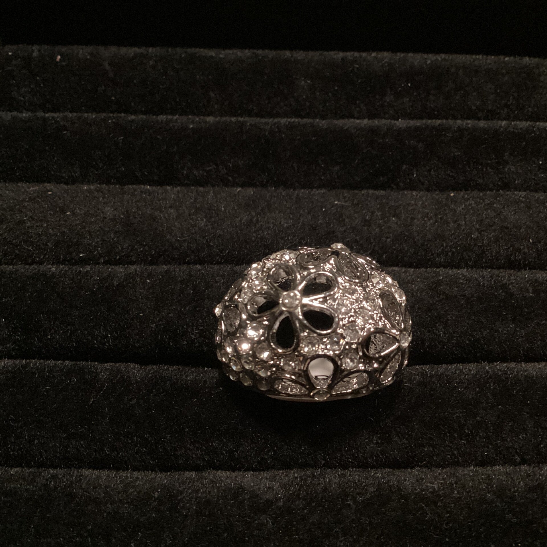 Ring met opengewerkte bloemen en transparante strass maat 19