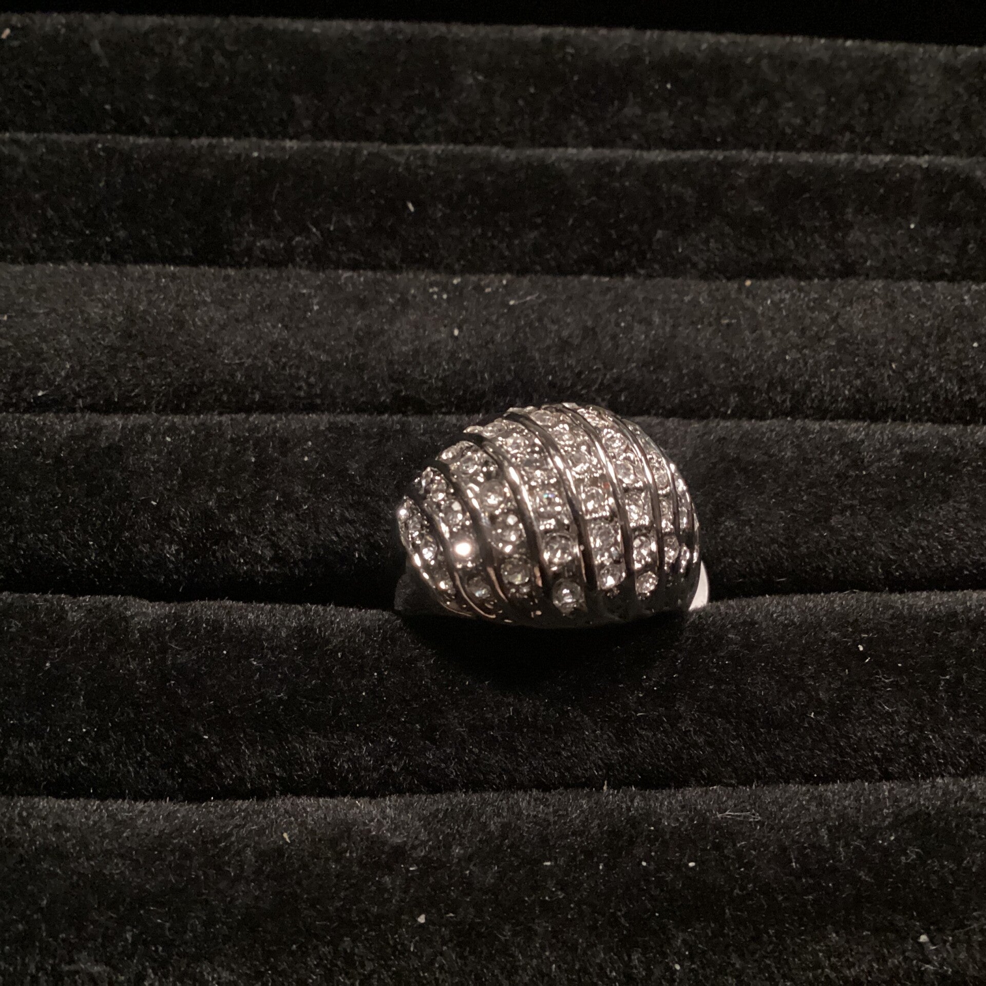 Ring met strass en zilveren geslingerde banen, maat 18