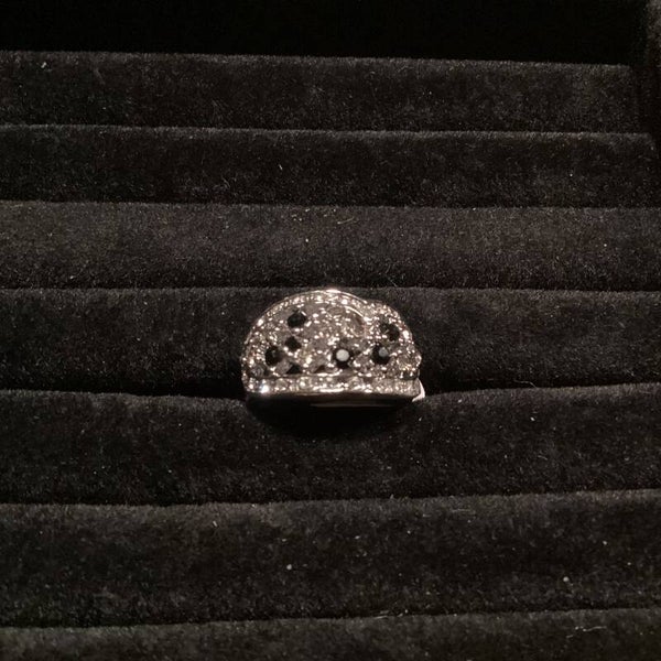 Ring met zwart en transparant strass, opengewerkt, maat 19