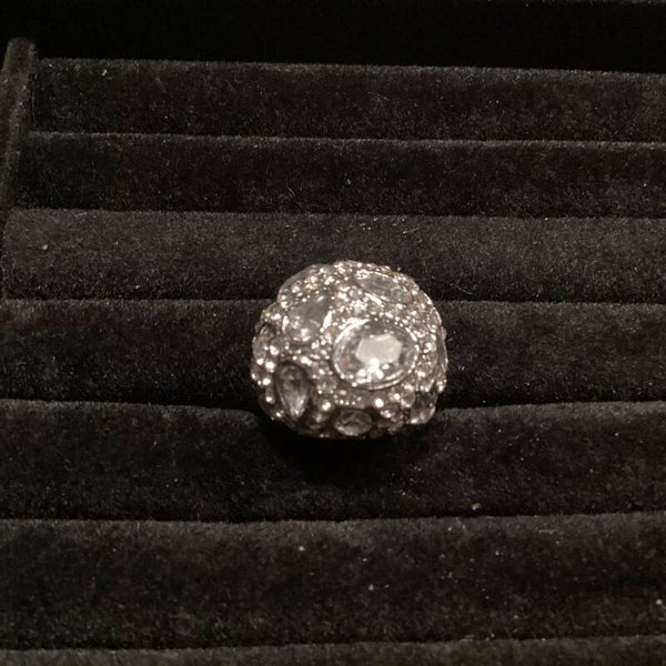 Ring rond met strass en grotere strassstenen, maat 18