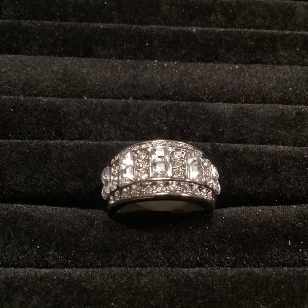 Ring met langwerpige groteres strassstenen tussen kleine, maat 18