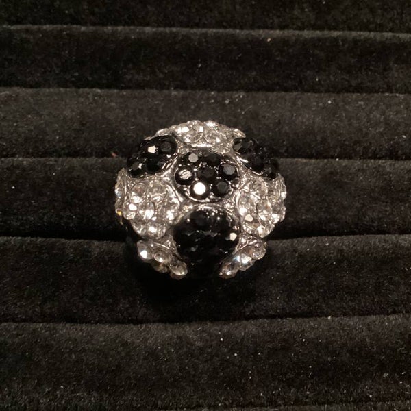 Ring met zwarte strass en transparant figuren, maat 18