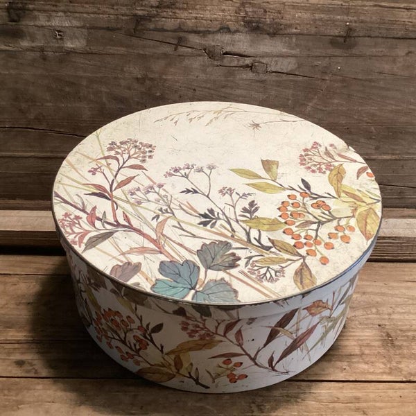 Mooi brocant blik vol met rozenbottels, veldbloemplanten, afm.20x8 cm