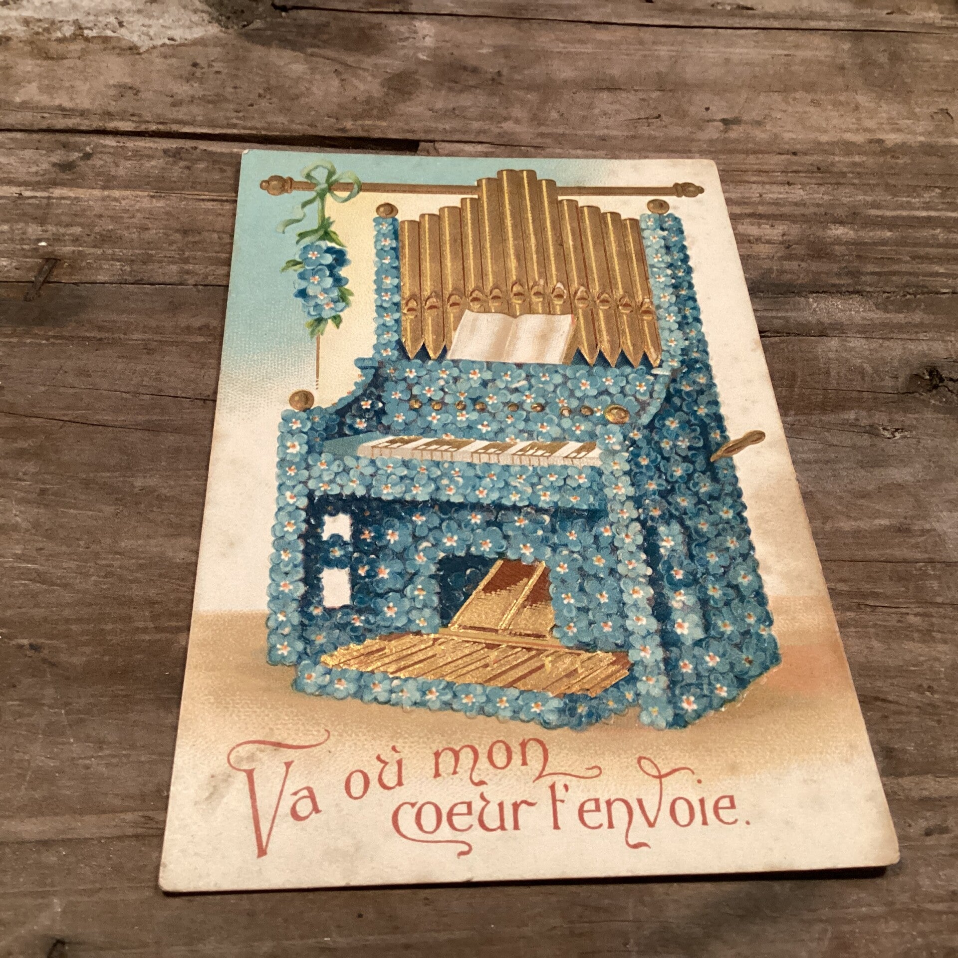 Antiek romantische kaart Met bloemetjes in reliëf