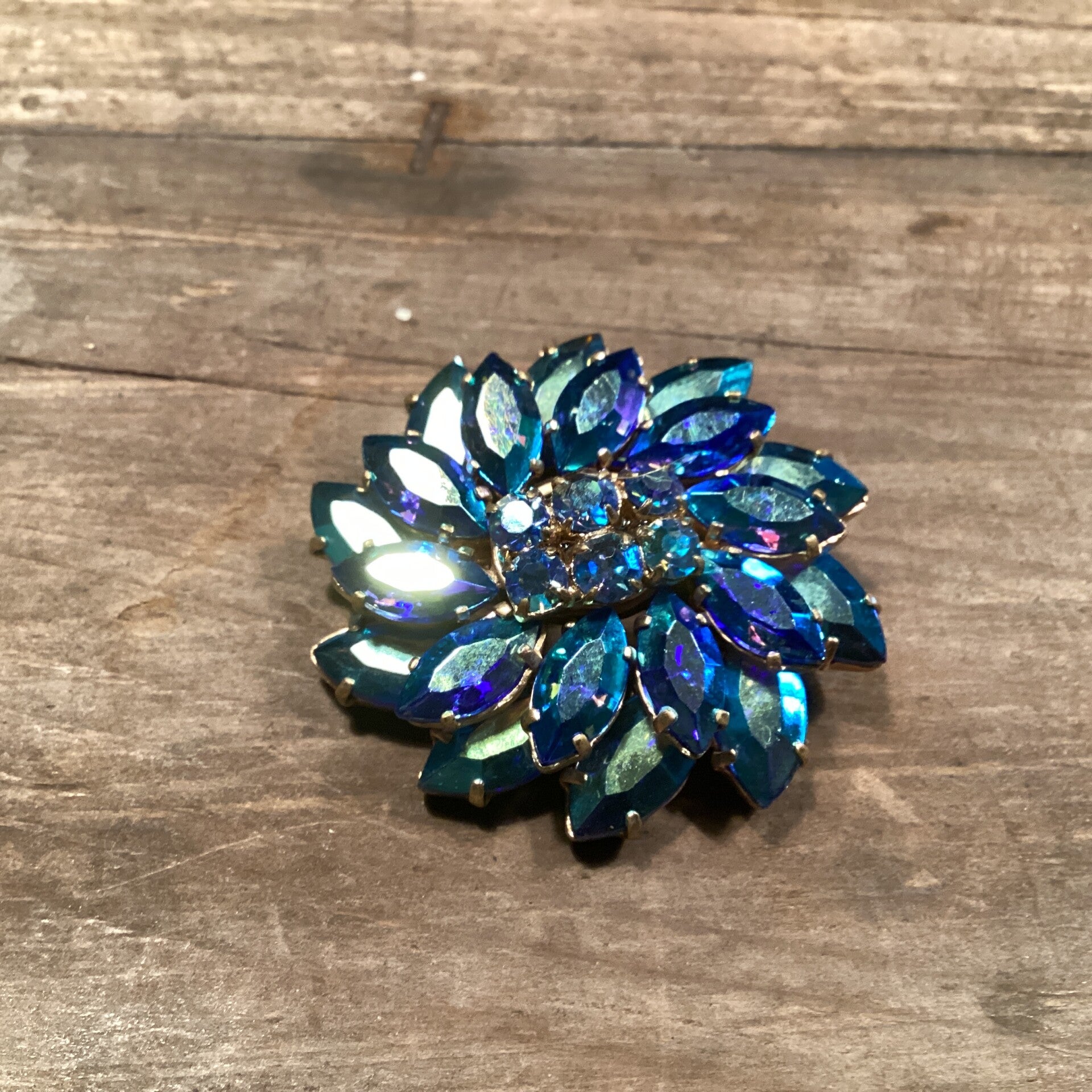 Vintage blauwe steentjes broche bloemvorm, diam.5 cm