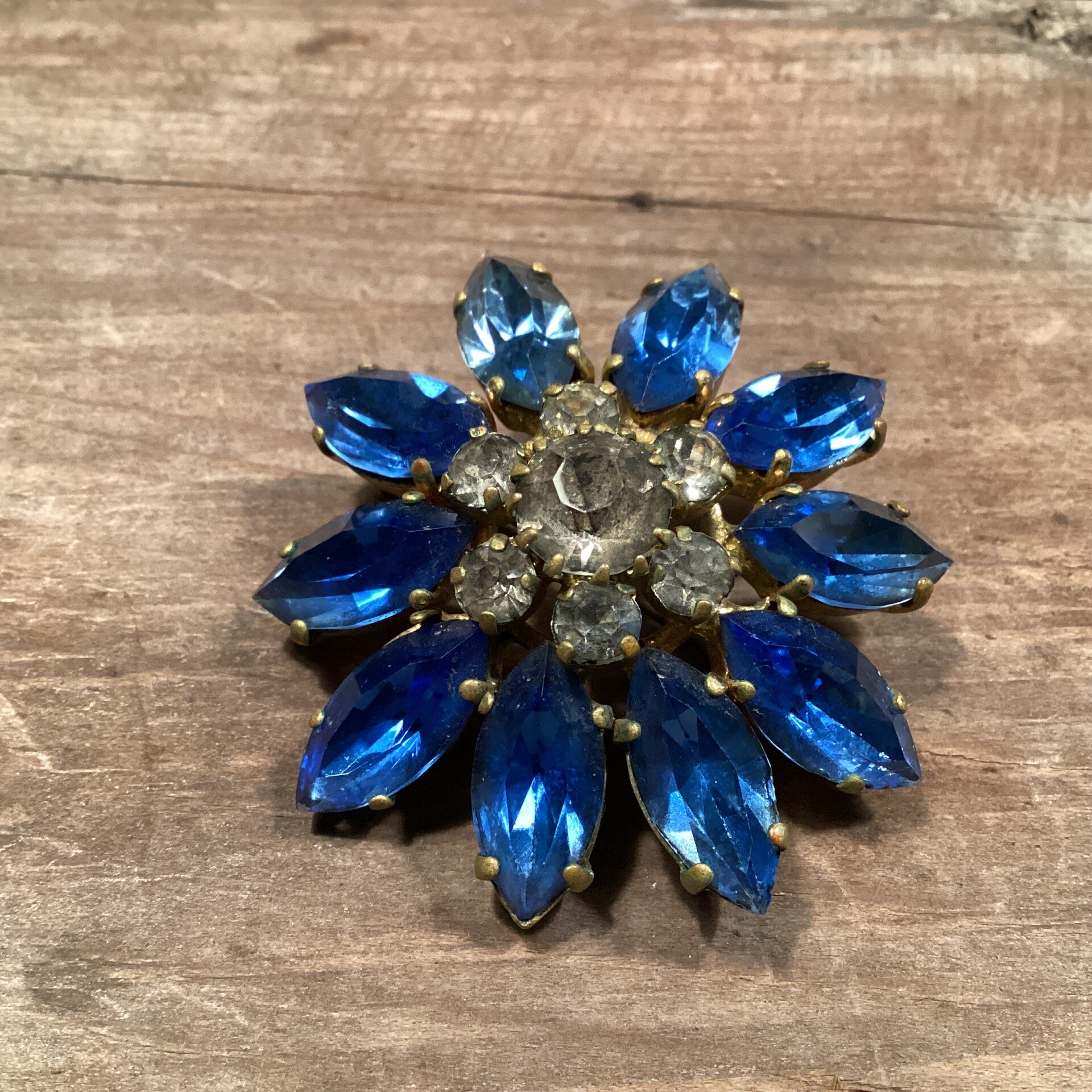 Vintage broche mooie bloem blauwe stenen