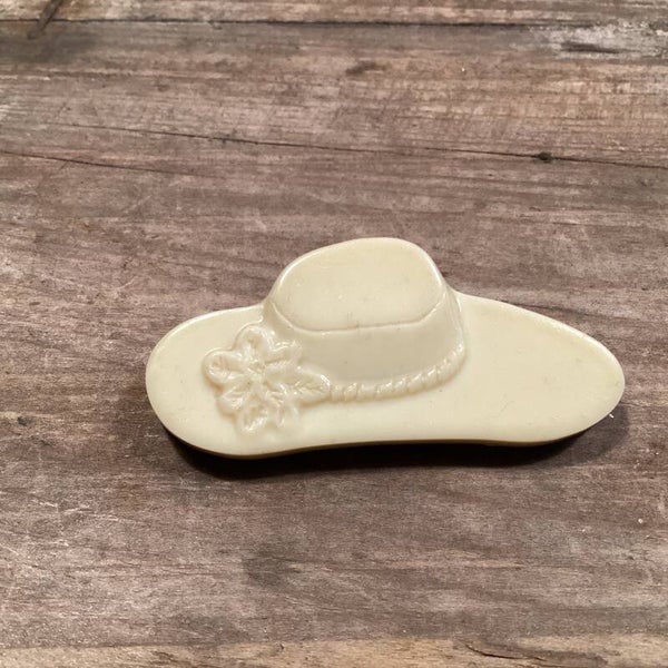 Vintage broche dameshoed 5 cm breed