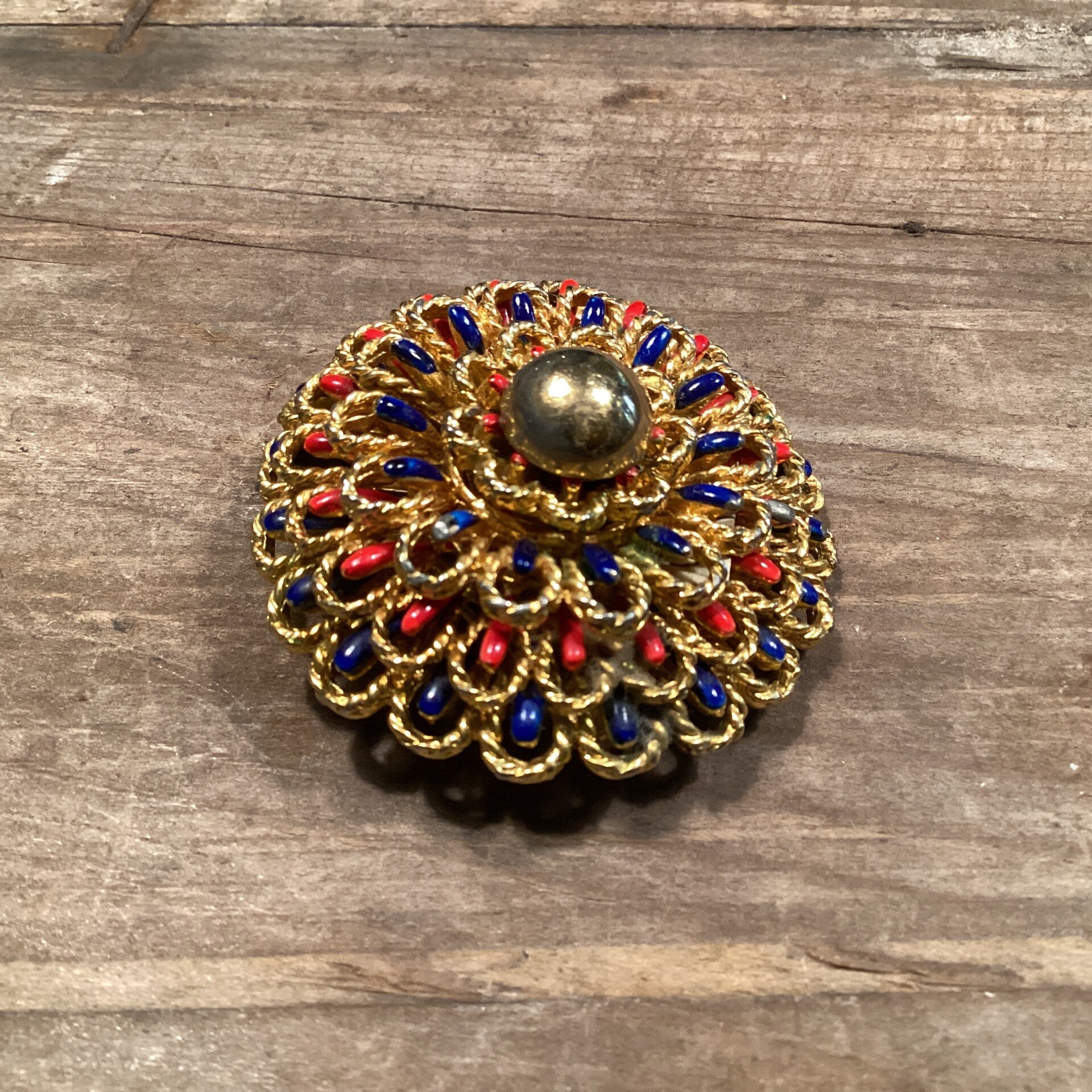 Vintage rood blauw goudkleurige ronde broche reliëf 4 cm