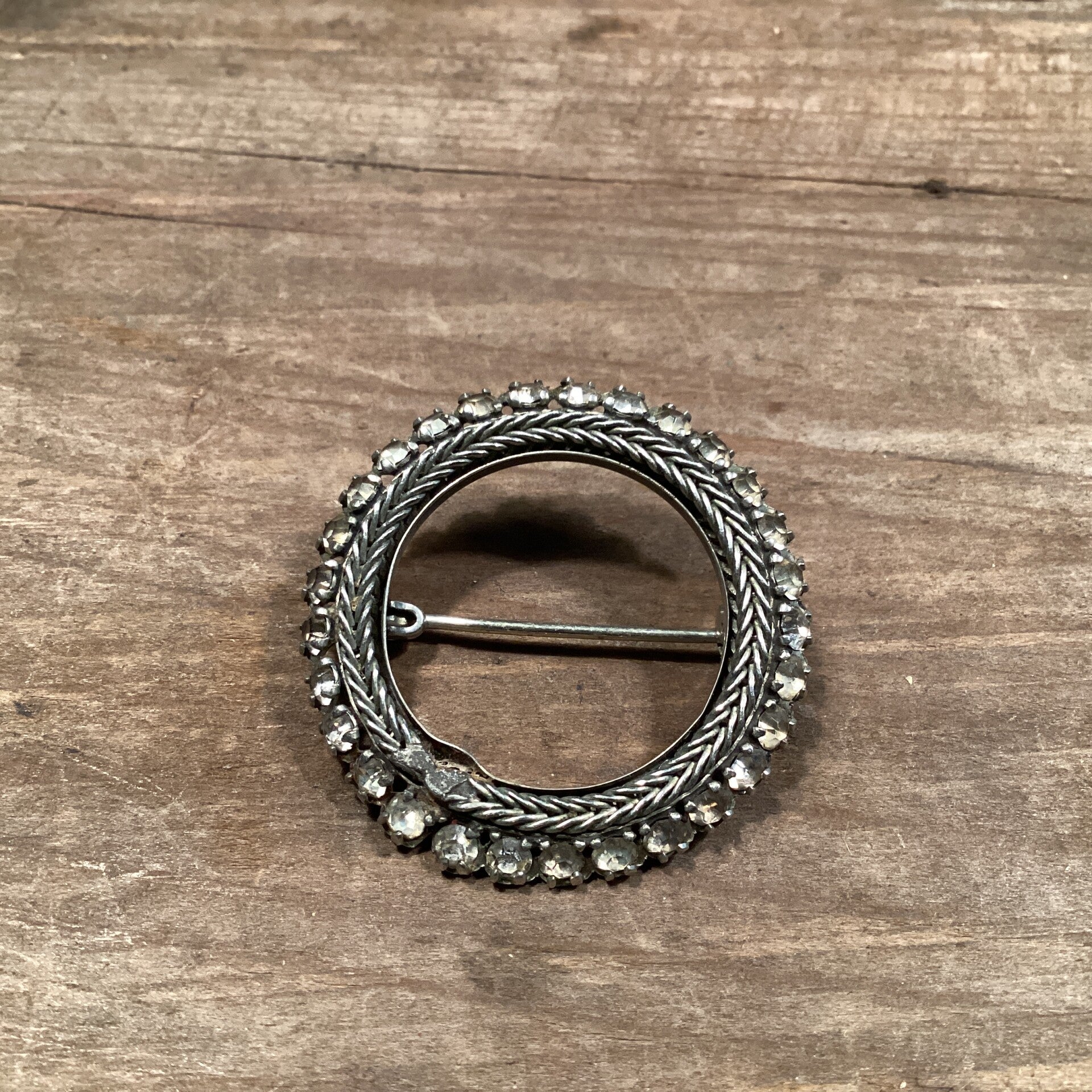 Mooie vintage broche rond met strass steentjes, 3 cm