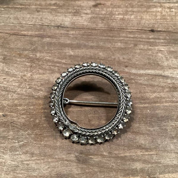 Mooie vintage broche rond met strass steentjes, 3 cm