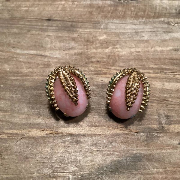 Vintage oorclips met roze steen en bewerkte blad