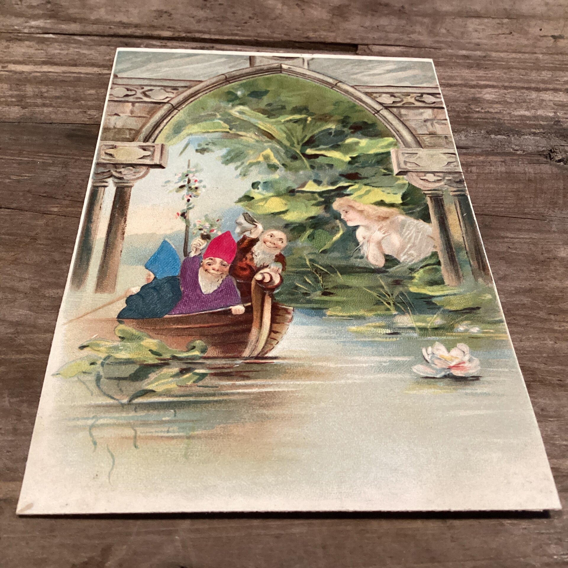 Antieke kaart met kabouters en waternimf in reliëf en stoffen kleding, prachtig!