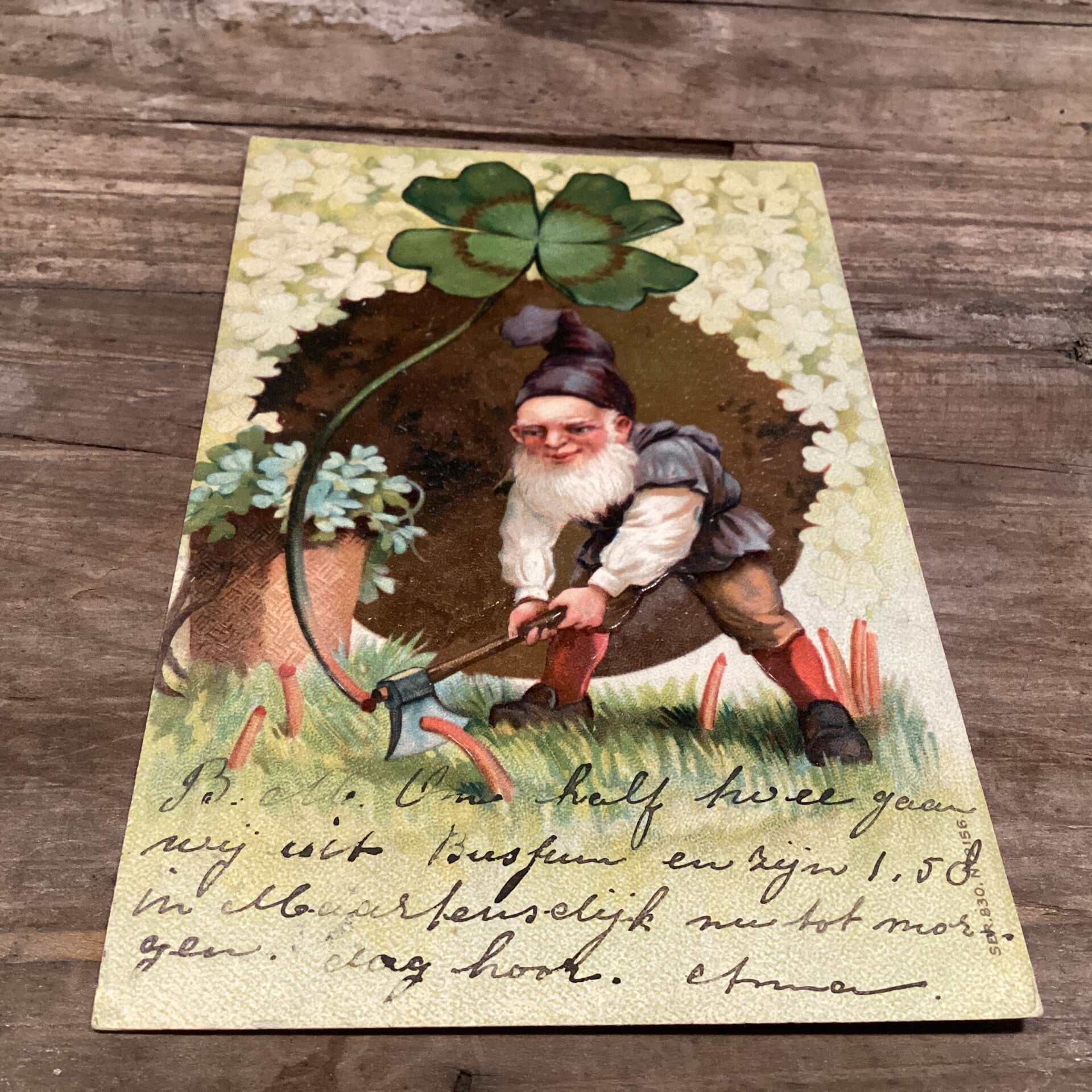 Oude verjaardagskaart met kabouter en klavertje vier in reliëf
