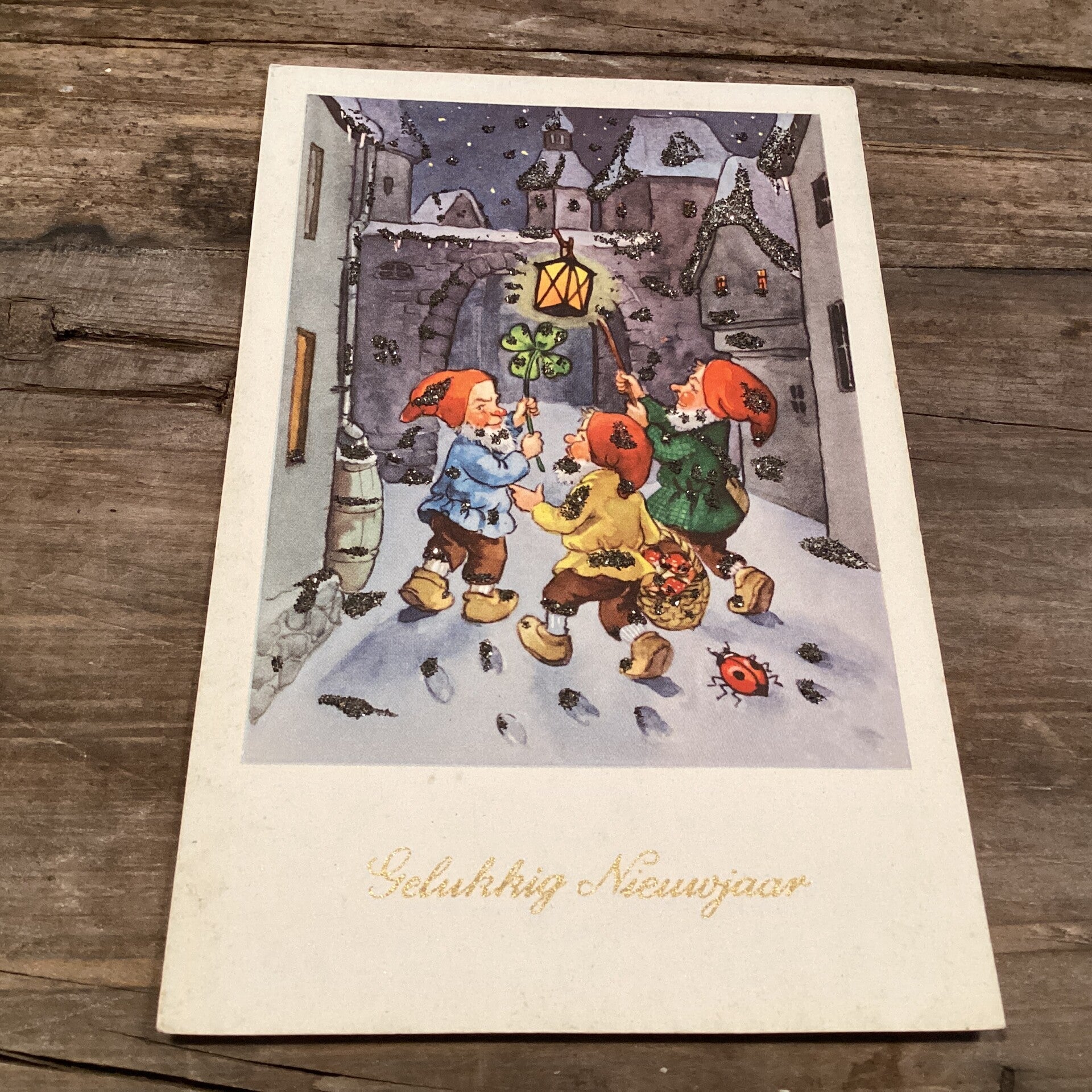 Antieke nieuwjaarskaart met kabouters, zwarte glitters, onbeschreven