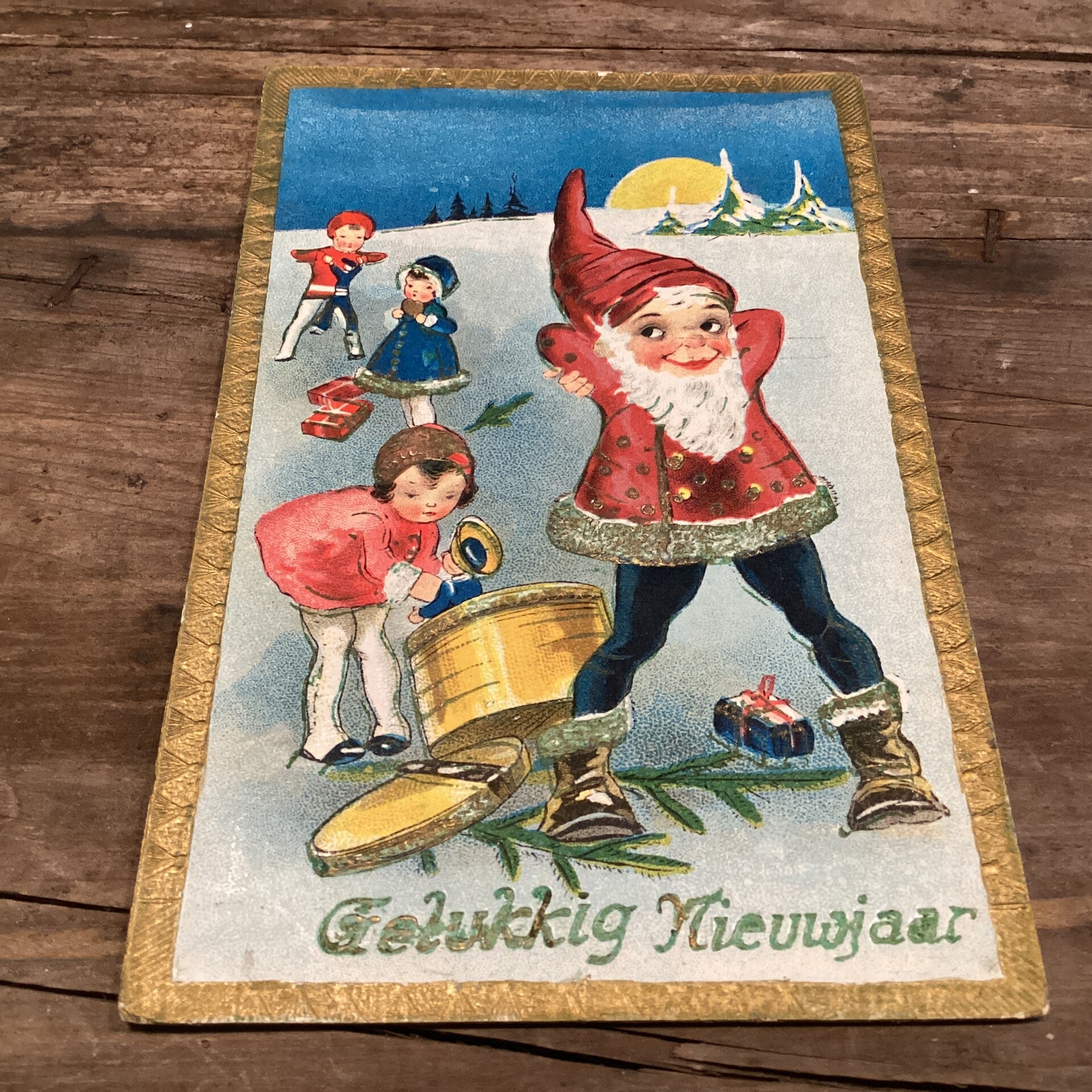 Antieke nieuwjaarskaart met kabouters In reliëf en gouden rand en accenten begin 1900