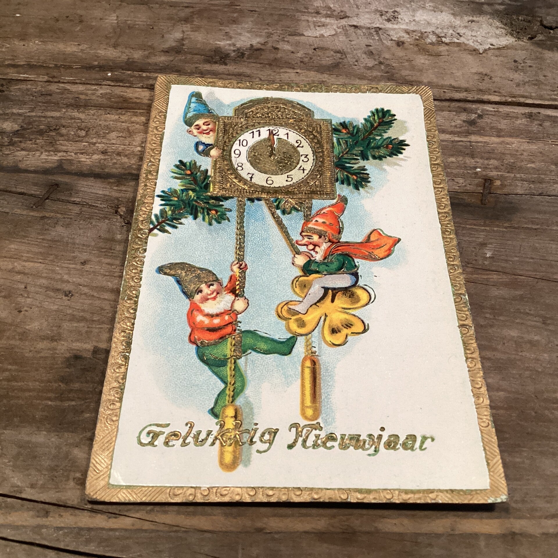 Antieke nieuwjaarskaart met kabouters In reliëf en gouden rand en accenten begin 1900