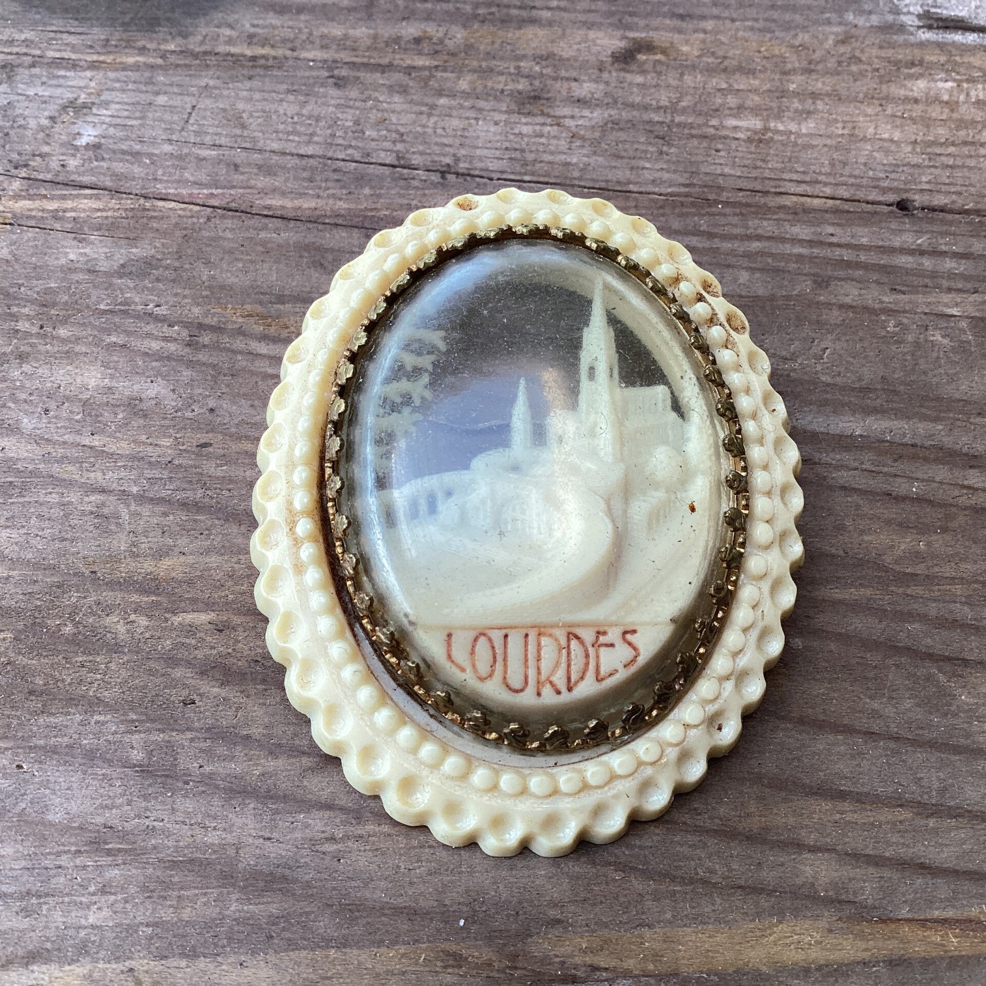 Antieke broche Lourdes jaren 30 Celluloïd 5,5x4,5x1 cm