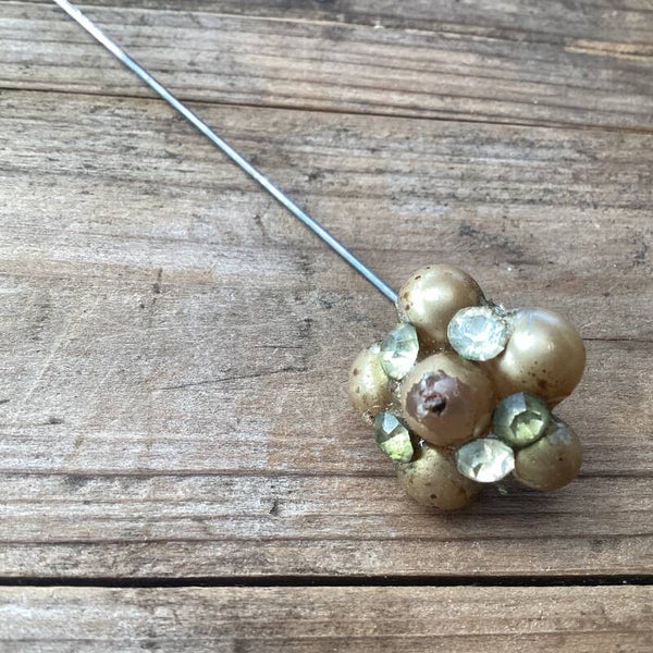 Antieke hoedenspeld, bloemvorm met steentjes