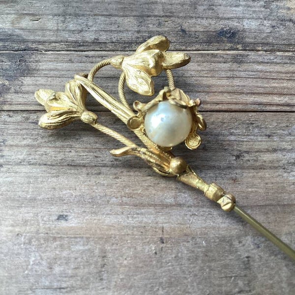 Antieke hoedenspeld, prachtige setting bloemen met parel