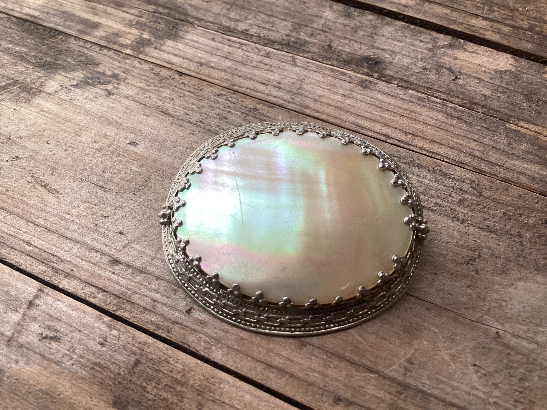 Vintage broche met grote parelmoer steen