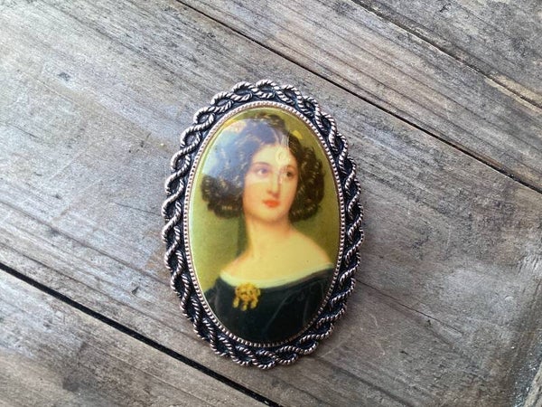 Antieke ovale sjaalspeld met dame, mooie rand
