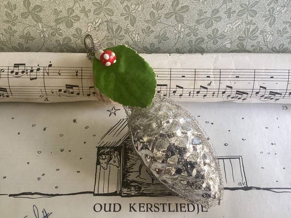 Antieke dennenappel met leonisch draad, paddenstoel en blad 11 cm