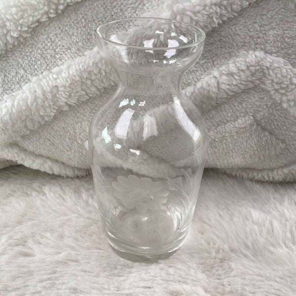 Vaasje met geslepen gegraveerde glas bloemetjes