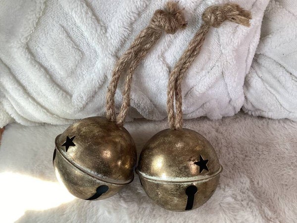 2 grote koperkleurige bellen aan touw, diam 8 cm