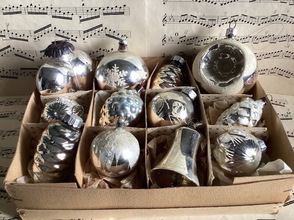 Verzameldoos nr. 10. Met glazen zilverkleurige kerstballen en figuren