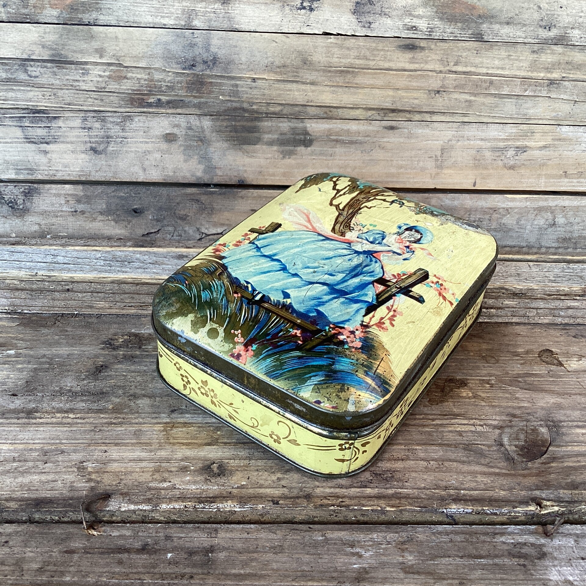 Rechthoekig oud blik, romantische dame, 14,5x10,5x4 cm