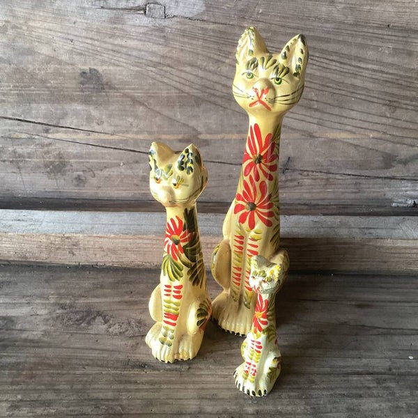 Set van 3 porseleine handbeschilderde poezenbeeldjes uit Portugal 6-14 cm