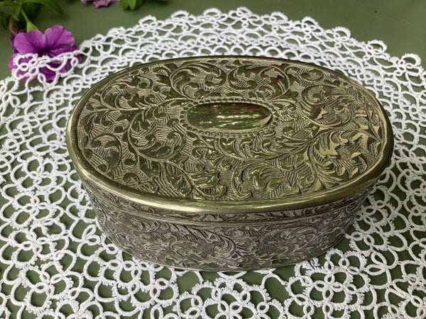 Verzilverd sieradendoosje met guirlandes, medaillon 12x5x6 cm