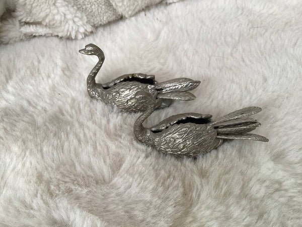 2 bewerkte zwanen met cocktailprikkers (net hun veren), tafelstukken