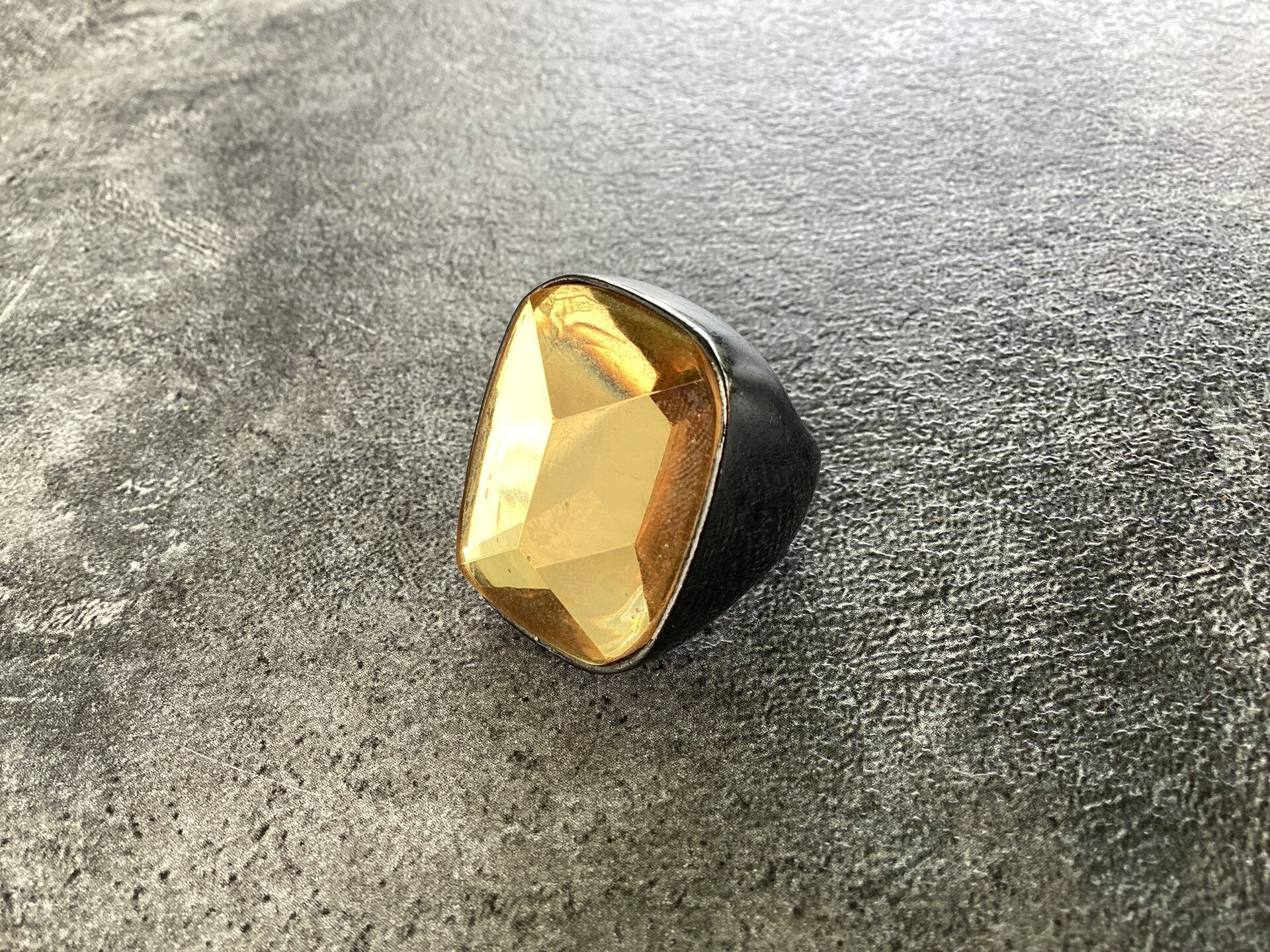 Ring met grote geel oranje facetsteen 17 mm