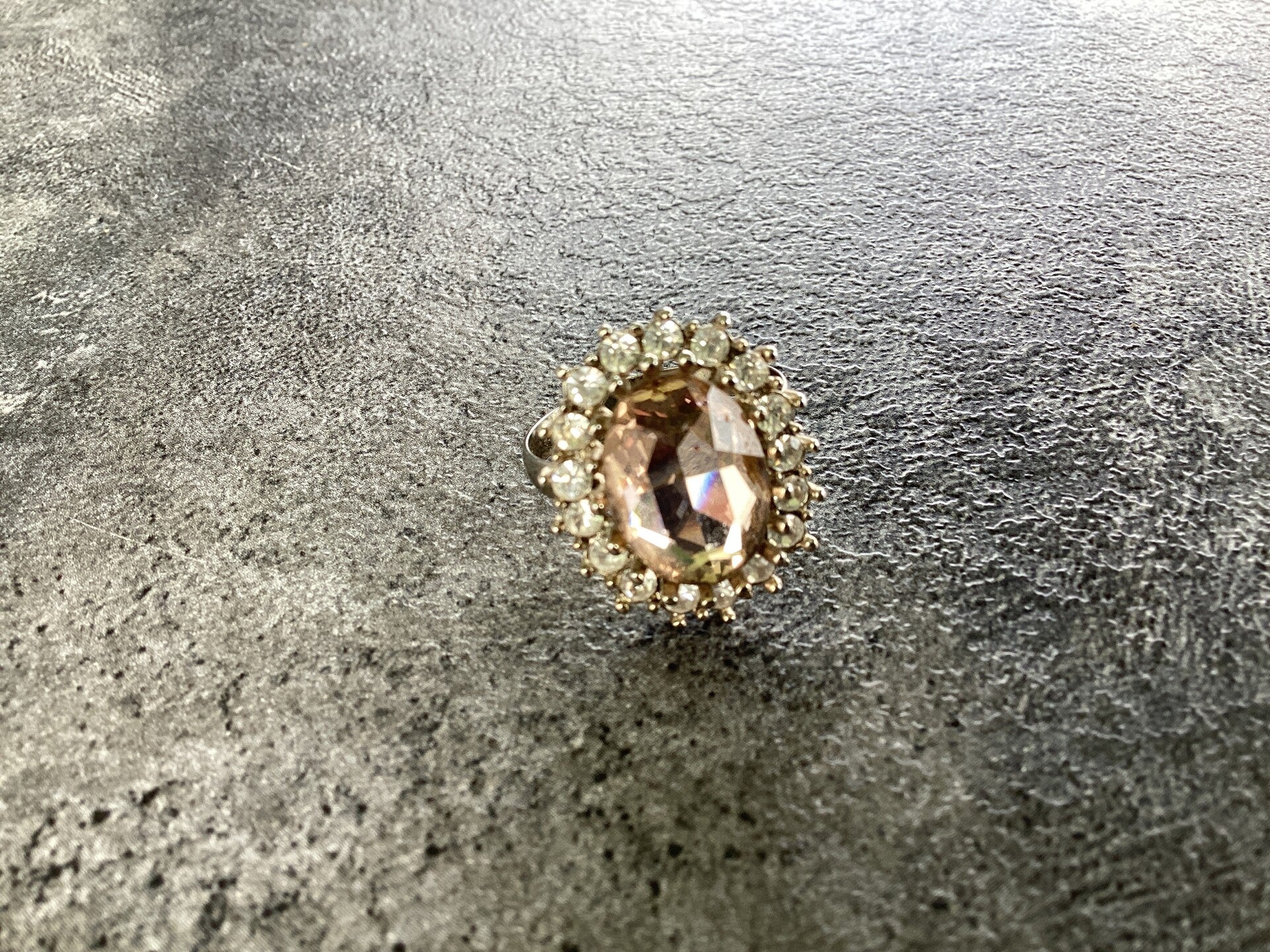 Ring met ovale zalmkleurige facetsteen, strasssteentjes rondom, 17 mm