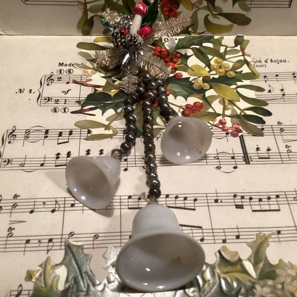 Oude kerstbal ornament met glazen kralen, 3 klokjes, paddenstoeltje etc